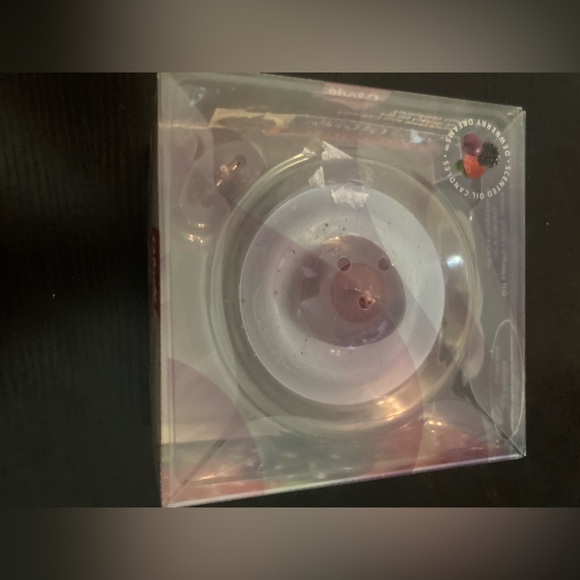 Glade scented oil candles in dewberry dreams scent. Comes with holder & 2 candle - Picture 2 of 6